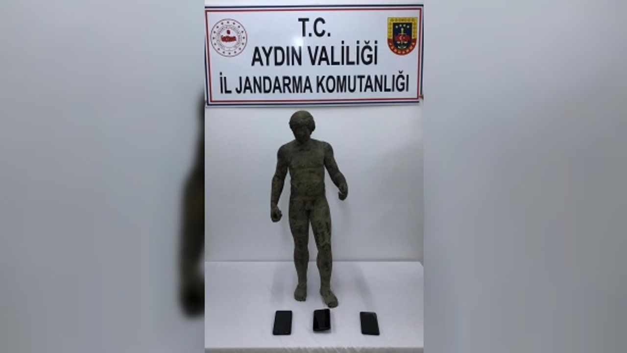 Aydın'da Roma dönemine ait bronz heykel ele geçirildi