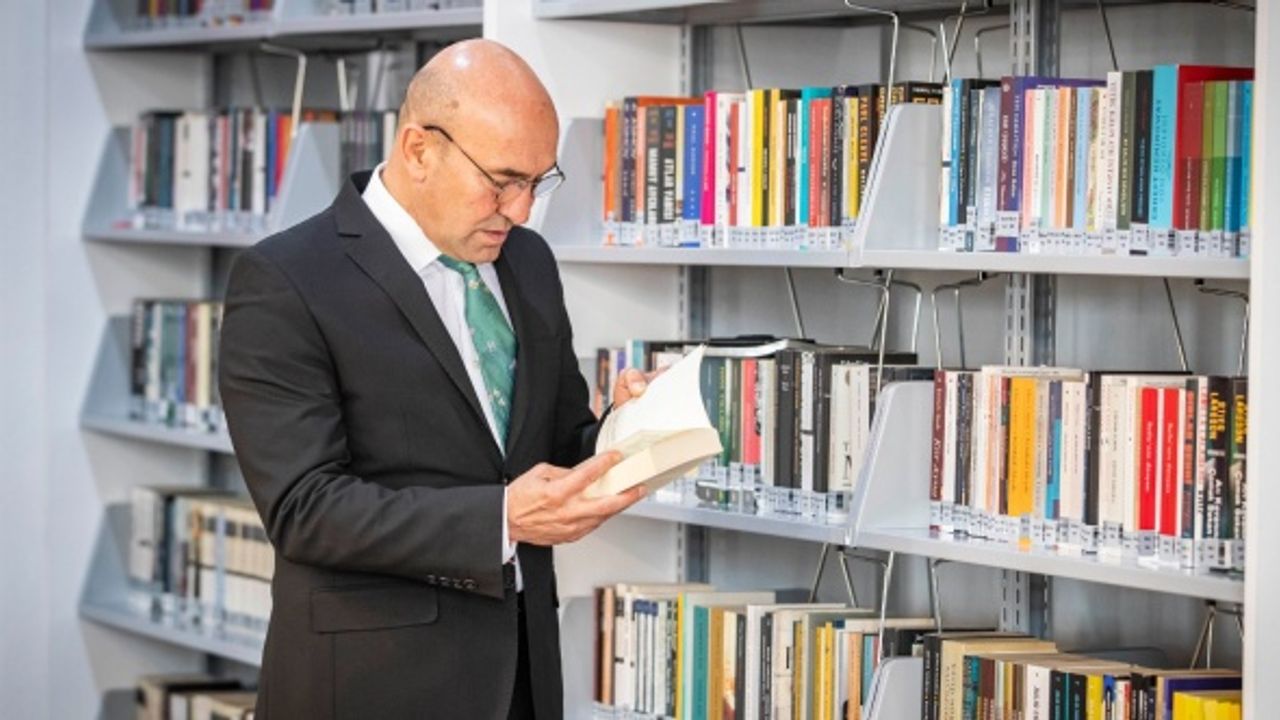 İzmir'de her muhtarlığa bir kütüphane