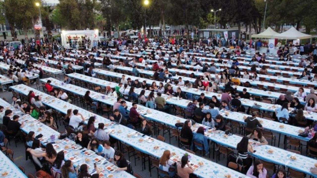 Türk Kızılay İzmir'de günlük 8 bin kişiye iftar veriyor