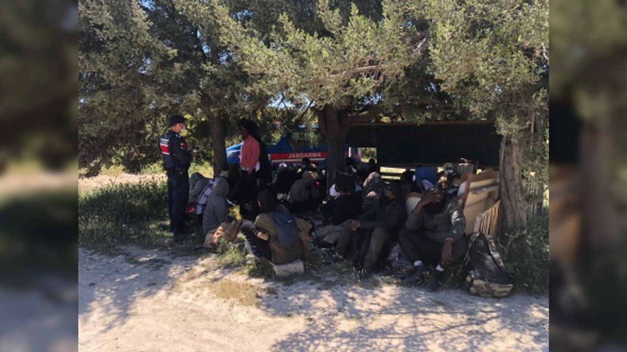 İzmir açıklarında 63 düzensiz göçmen yakalandı