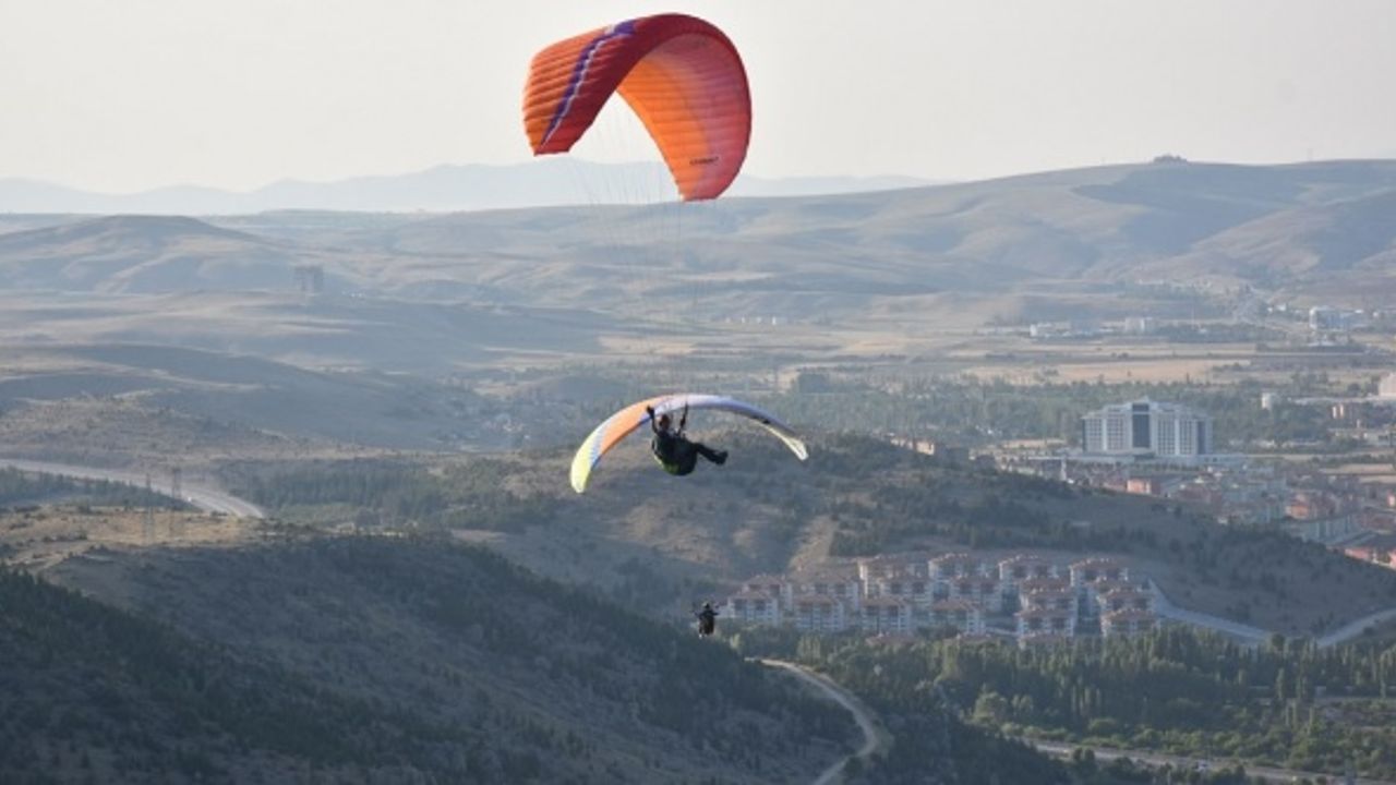 Afyonkarahisar’da yamaç paraşütü festivali...