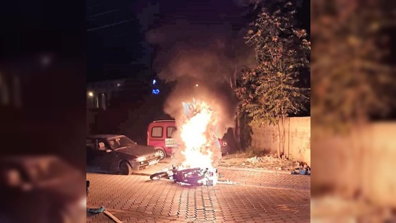 Denizli'de lüks motosiklet alev alev yandı