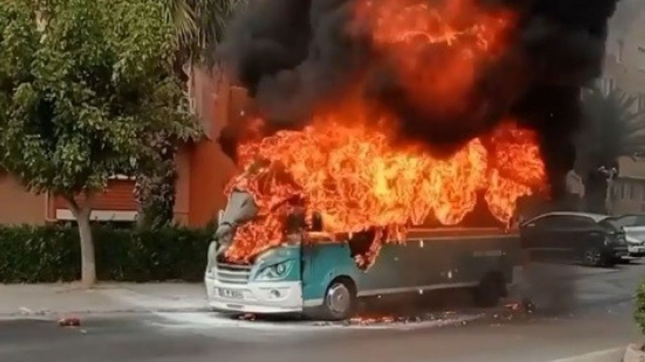 İzmir'de yolcu minibüsü yandı
