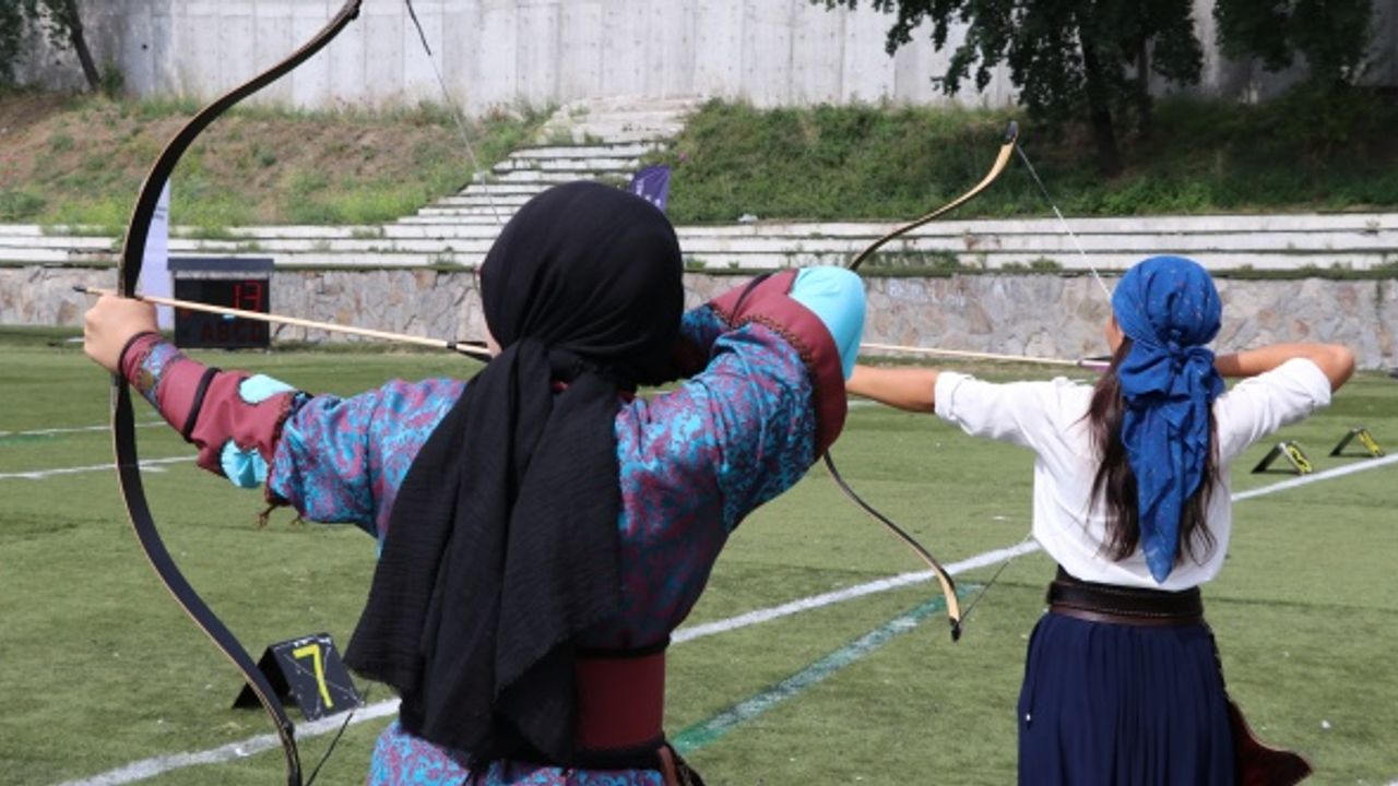 Kütahya'da geleneksel okçular Zafer Kupası için yarıştı
