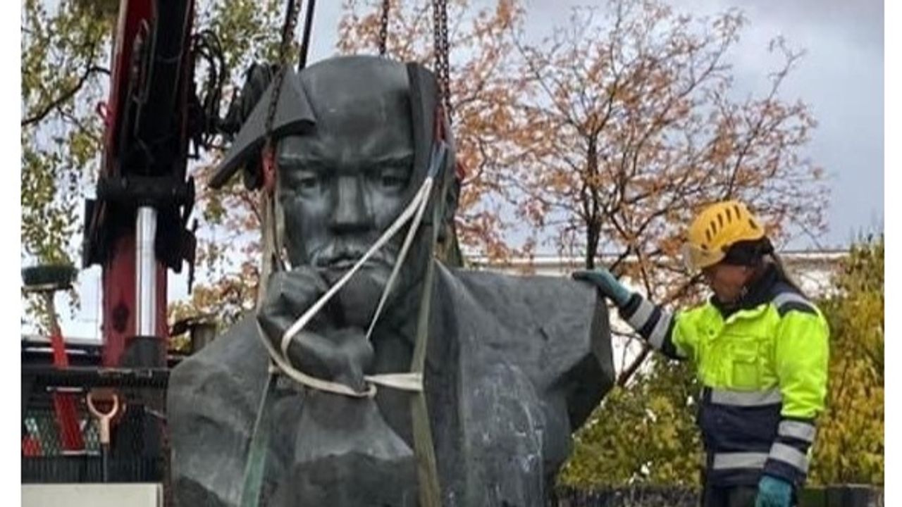 Son Lenin heykeli kaldırıldı