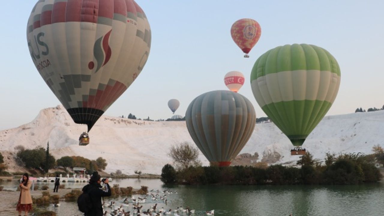 Pamukkale'de balon turizmi giderek gelişiyor