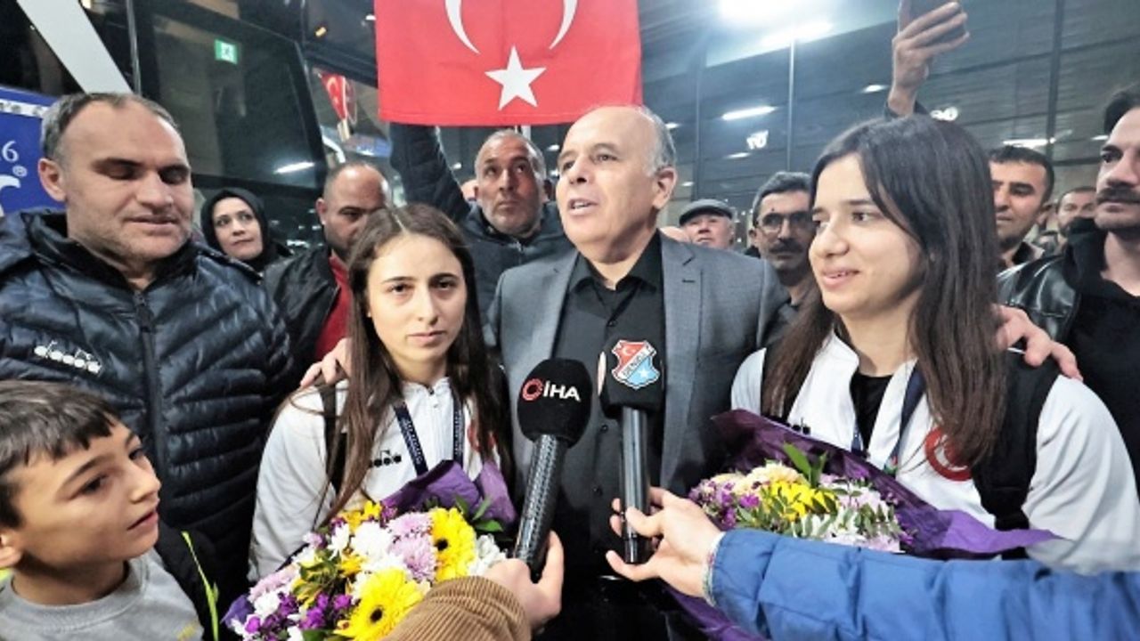 Denizli'nin şampiyon kızlarına görkemli karşılama