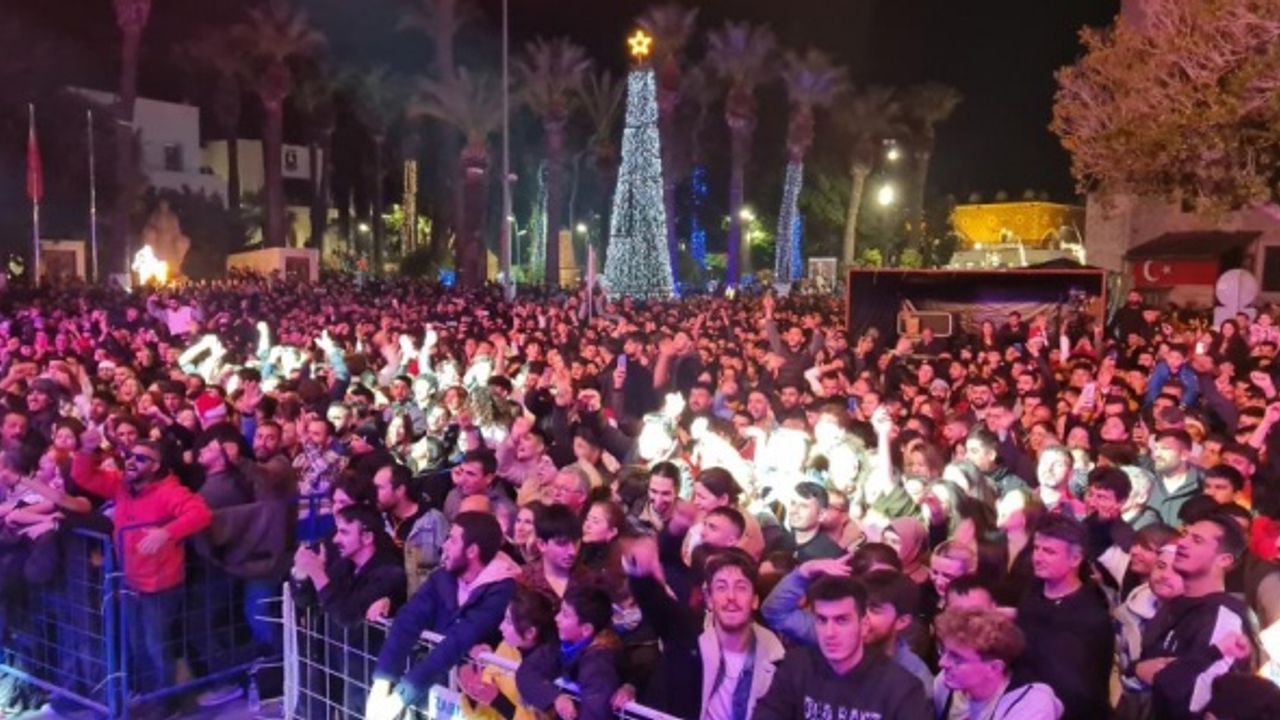 Bodrum’da binlerce kişi yeni yıla Teoman'la girdi