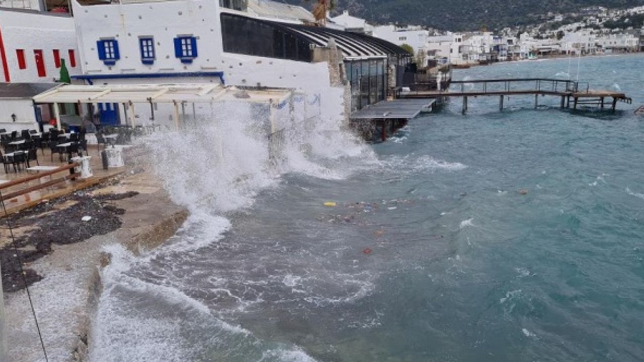 Bodrum’da yağış ve fırtına etkili oluyor
