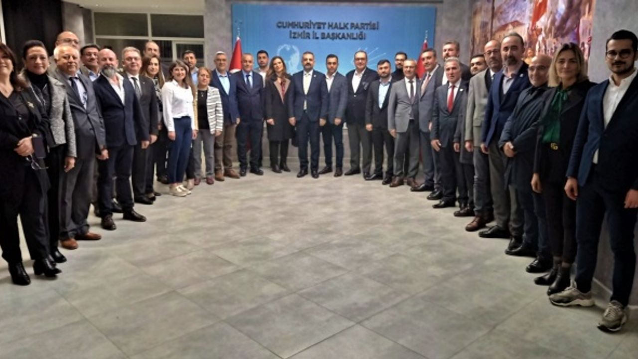 CHP İzmir'in yeni yönetimi ilk toplantısını yaptı
