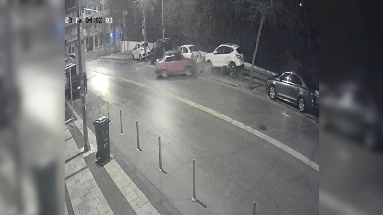 Hurdaya dönen araçlarını kaza bölgesinden ittirerek kaçtılar