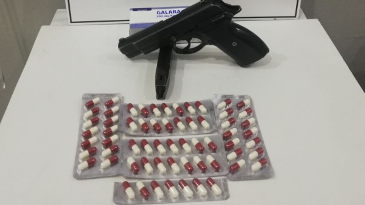 İzmir'de azılı hırsız, tabanca ve sentetik hap ile yakalandı