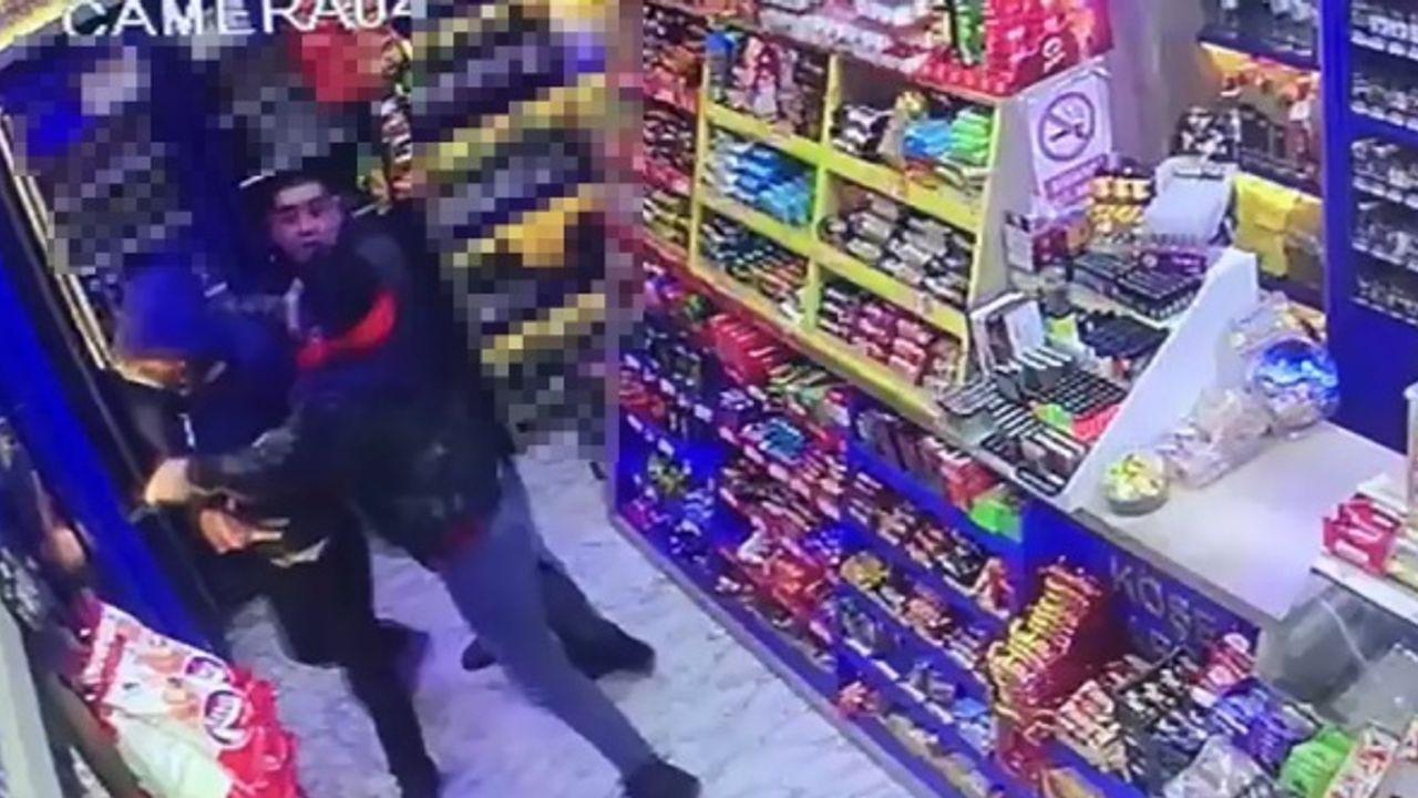 İzmir'de bıçaklı gaspçı sert kayaya çarptı