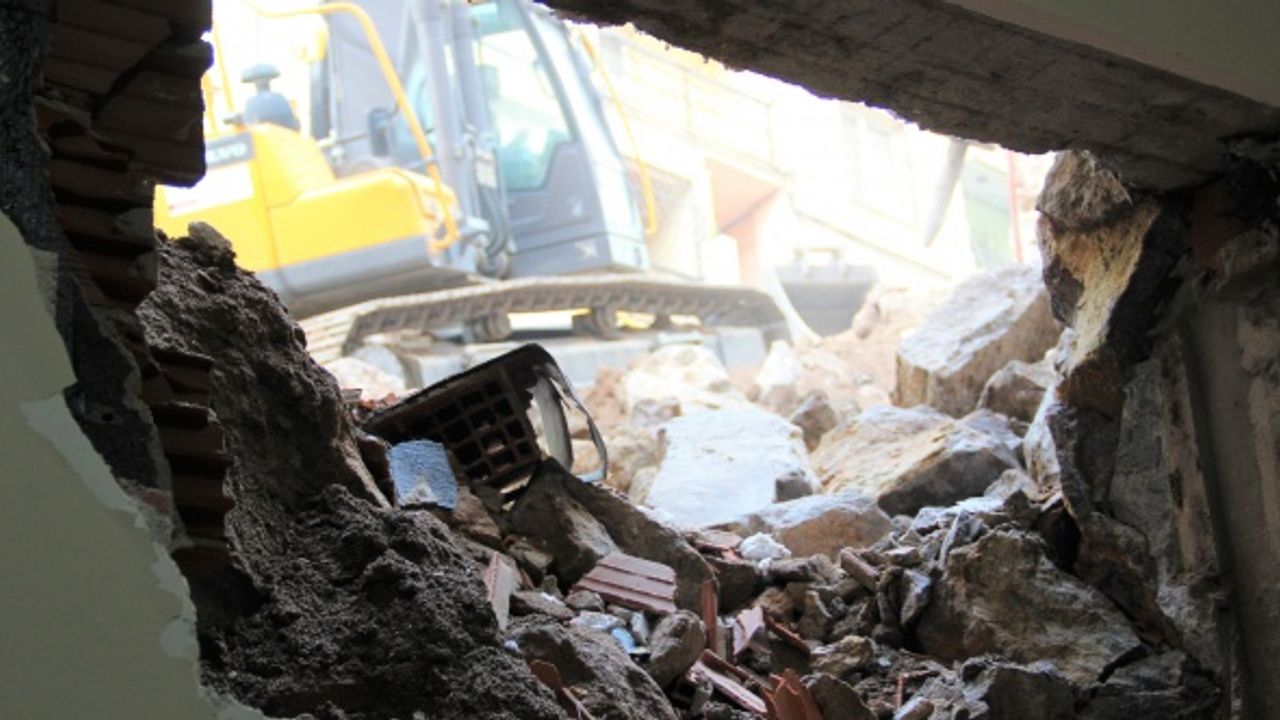 İzmir'de iş makinesi başka bir evin duvarını deldi