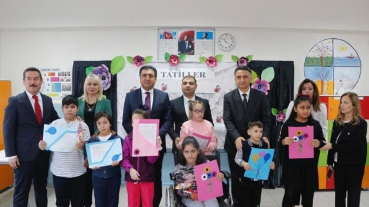 İzmir'de öğrenciler 1. yarıyıl karnelerini aldı