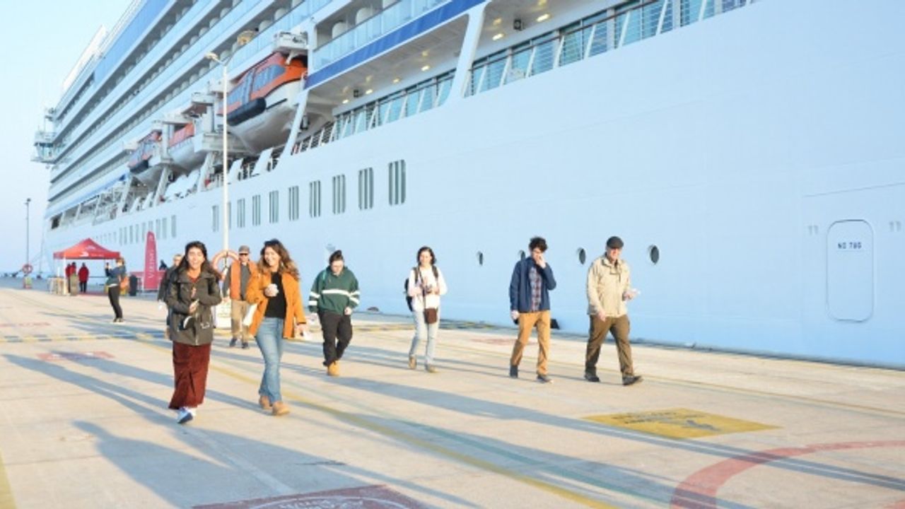Kuşadası'na 2023'ün ilk kruvaziyer gemisi geldi