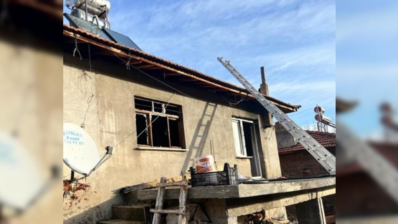 Manisa'da çıkan yangında ev kullanılamaz hale geldi