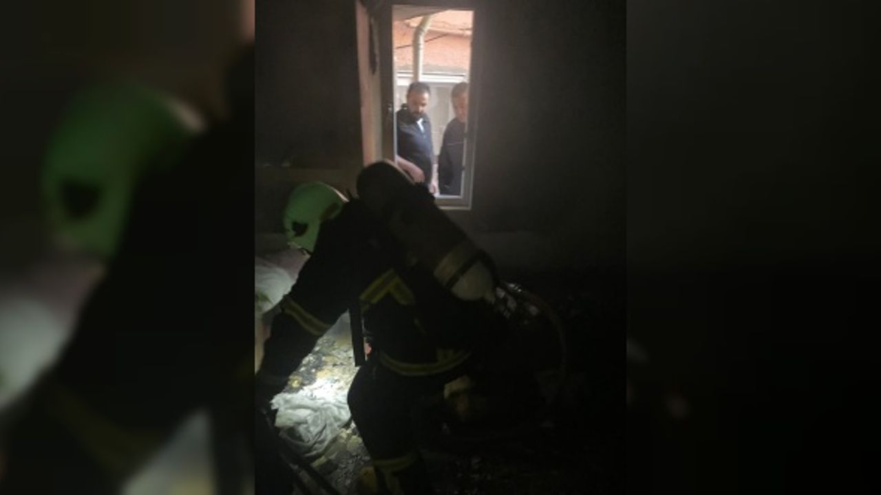Soba bacasından dökülen kurum evi yaktı