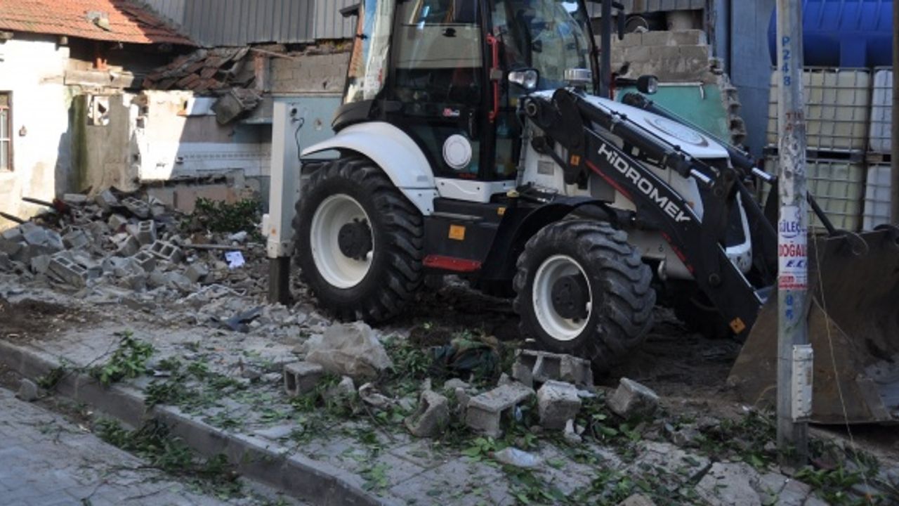 Aydın'da tehlike oluşturan binalar yıkılıyor