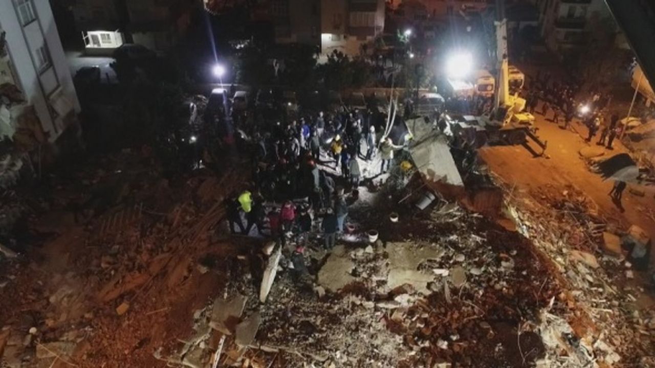Depremlerin ardından 7 gün süreyle milli yas ilan edildi