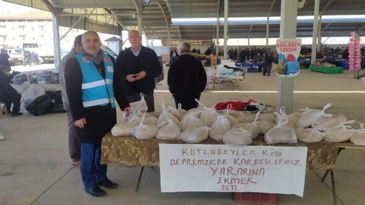 Depremzedeler için köy ekmeği yapıp pazarda sattılar