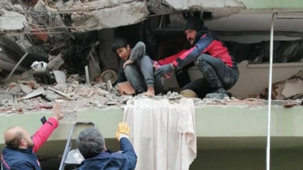İki kardeş depremden 36 saat sonra sağ kurtarıldı