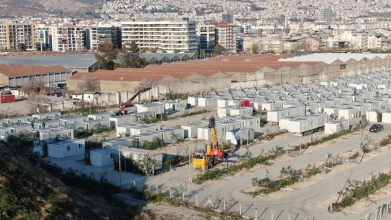 İzmir’deki konteynerler deprem bölgesine taşınıyor