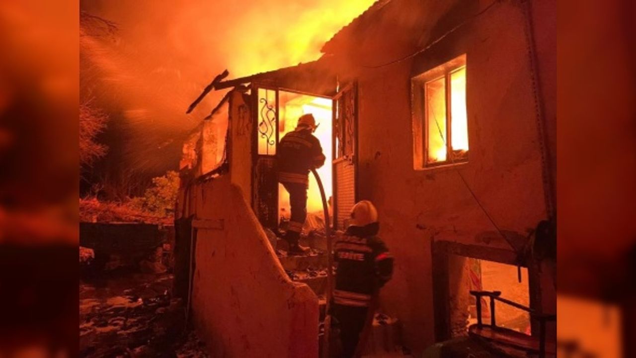 Milas'ta iki katlı ev küle döndü
