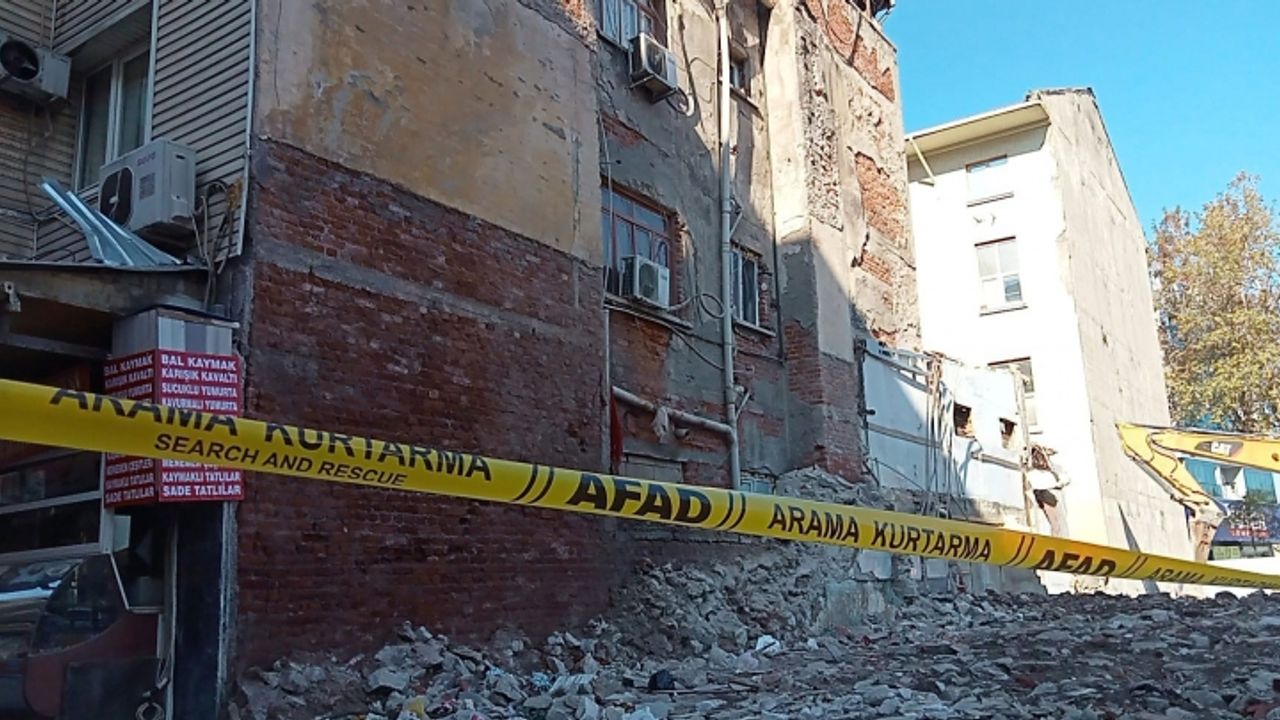 İzmir'de yıkım tehlikesi bulunan bina tahliye edildi