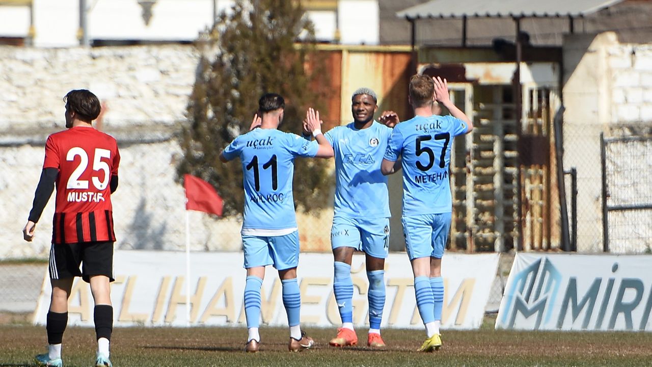 Manisa FK, hazırlık maçında Turgutluspor'u 3-2 mağlup etti