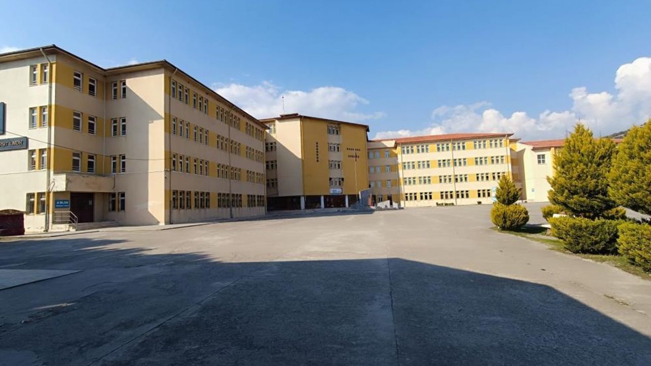  Edremit’te 3 Lise binası güçlendirme için tahliye edildi