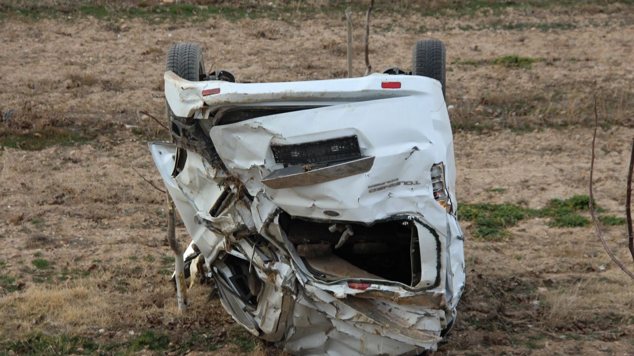 Afyon'da kaza: Hurdaya dönen araçtan yaralı kurtuldu