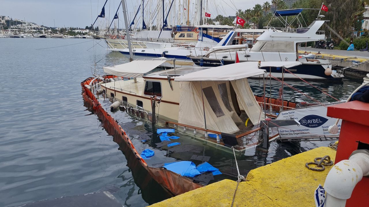 Bodrum Limanı'nda bağlı tur teknesi battı