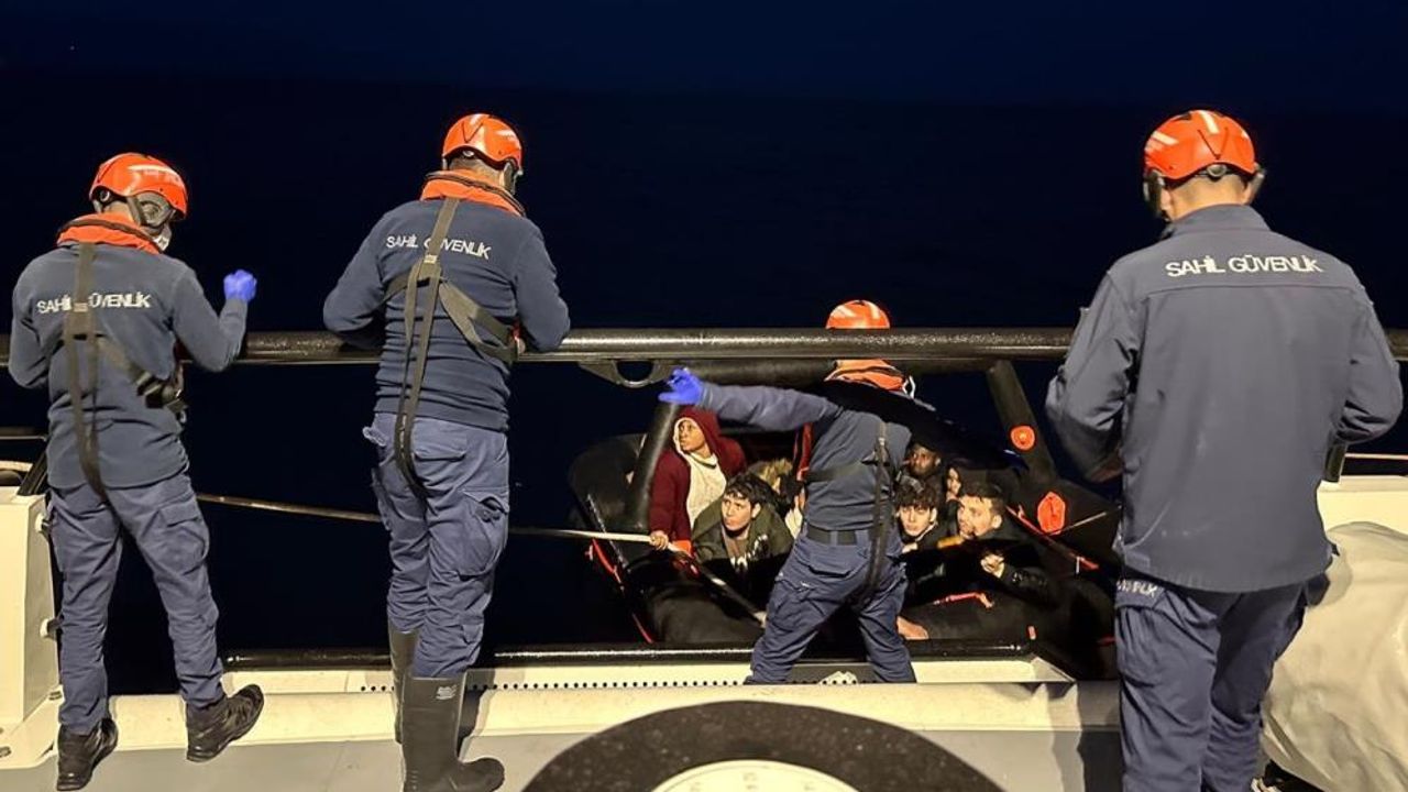 Yunanistan'ın geri ittiği 15 düzensiz göçmen kurtarıldı