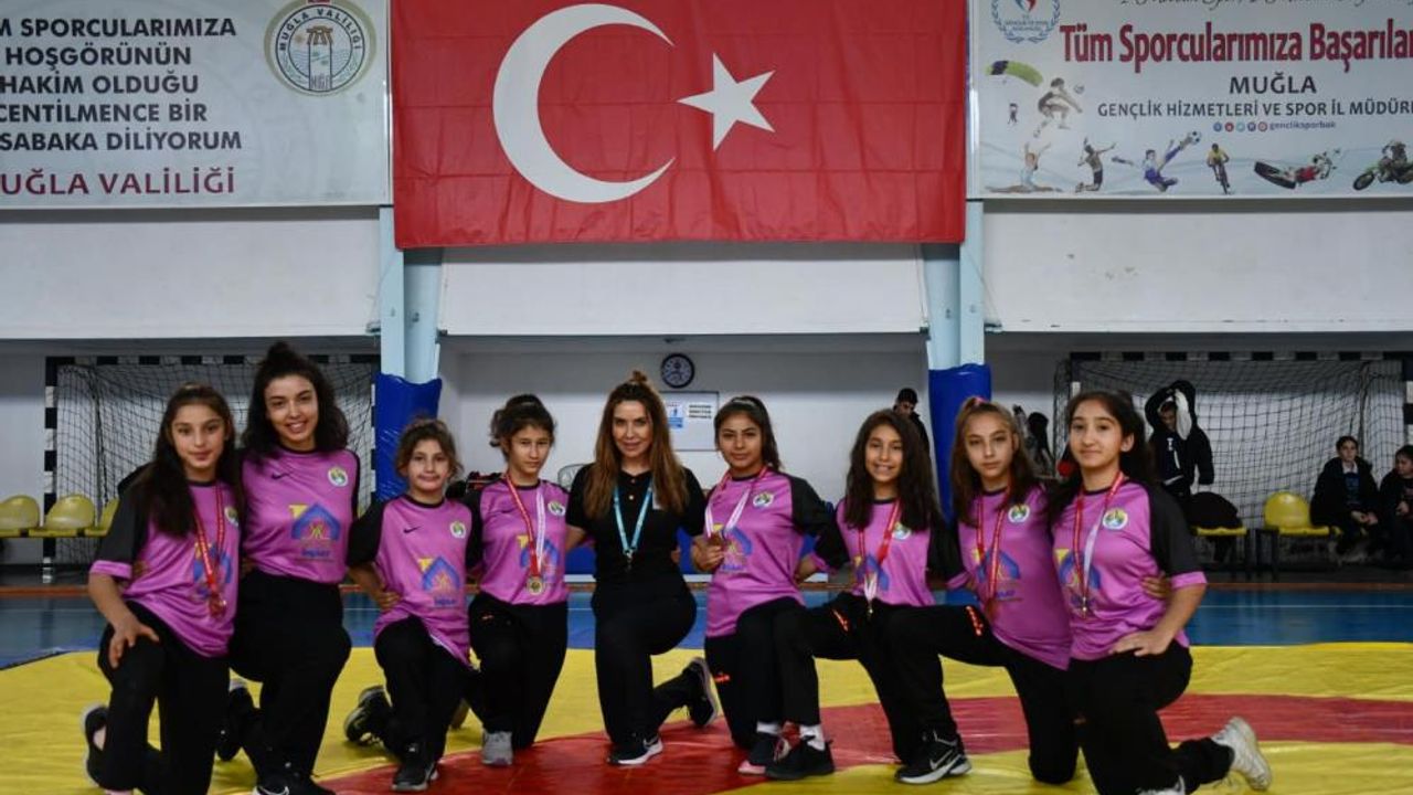 Muğla'da güreşçi kızlar şampiyonaya damga vurdu