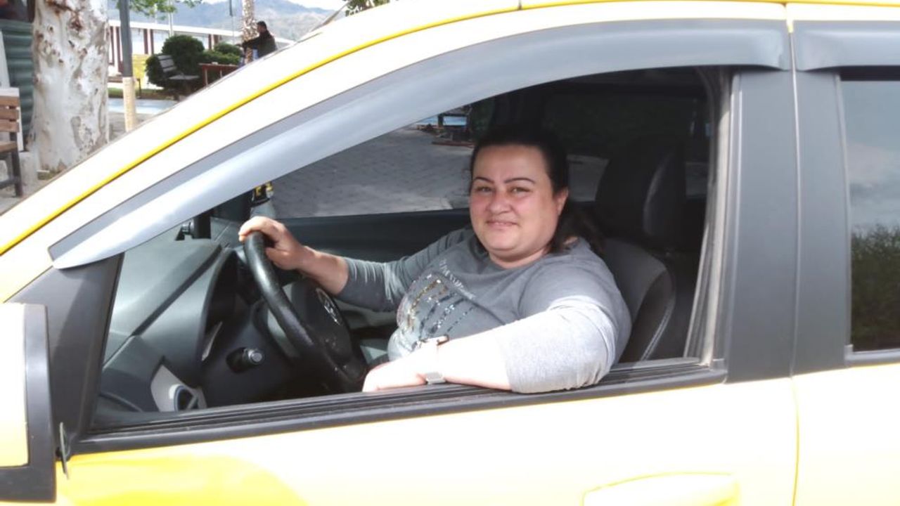  Eşine yardım için başladığı taksi şoförlüğü, mesleği oldu