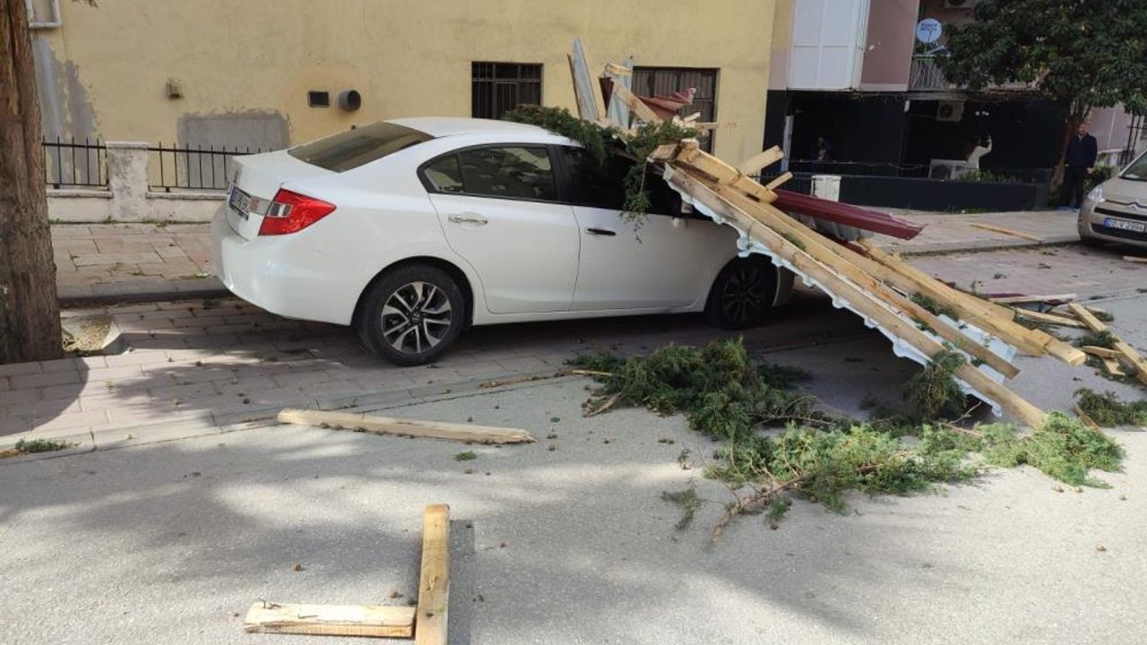  Fırtına evlerin çatısını uçurdu, araçlar hasar gördü