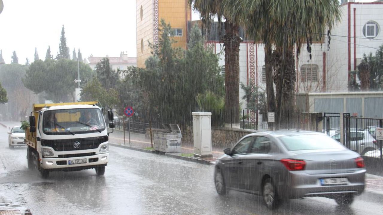 Aydın'da doluyla karışık sağanak yağış