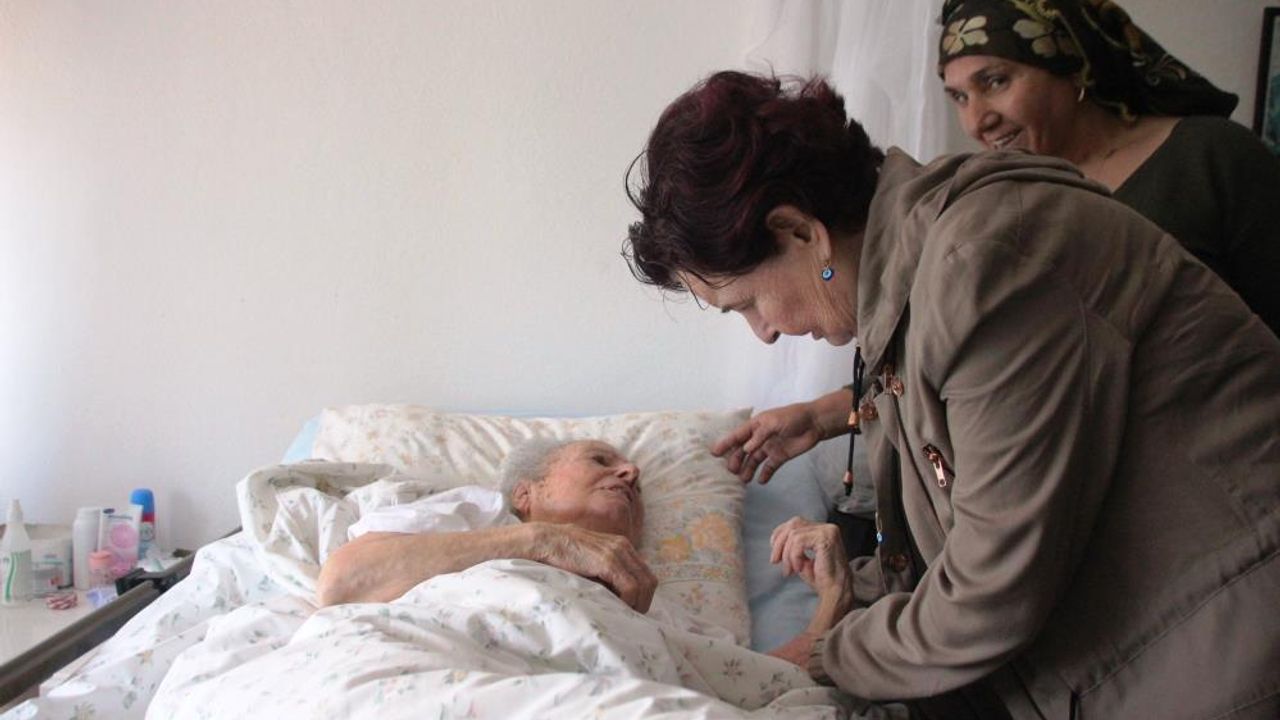 Fatma Girik'in annesi 99 yaşında vefat etti
