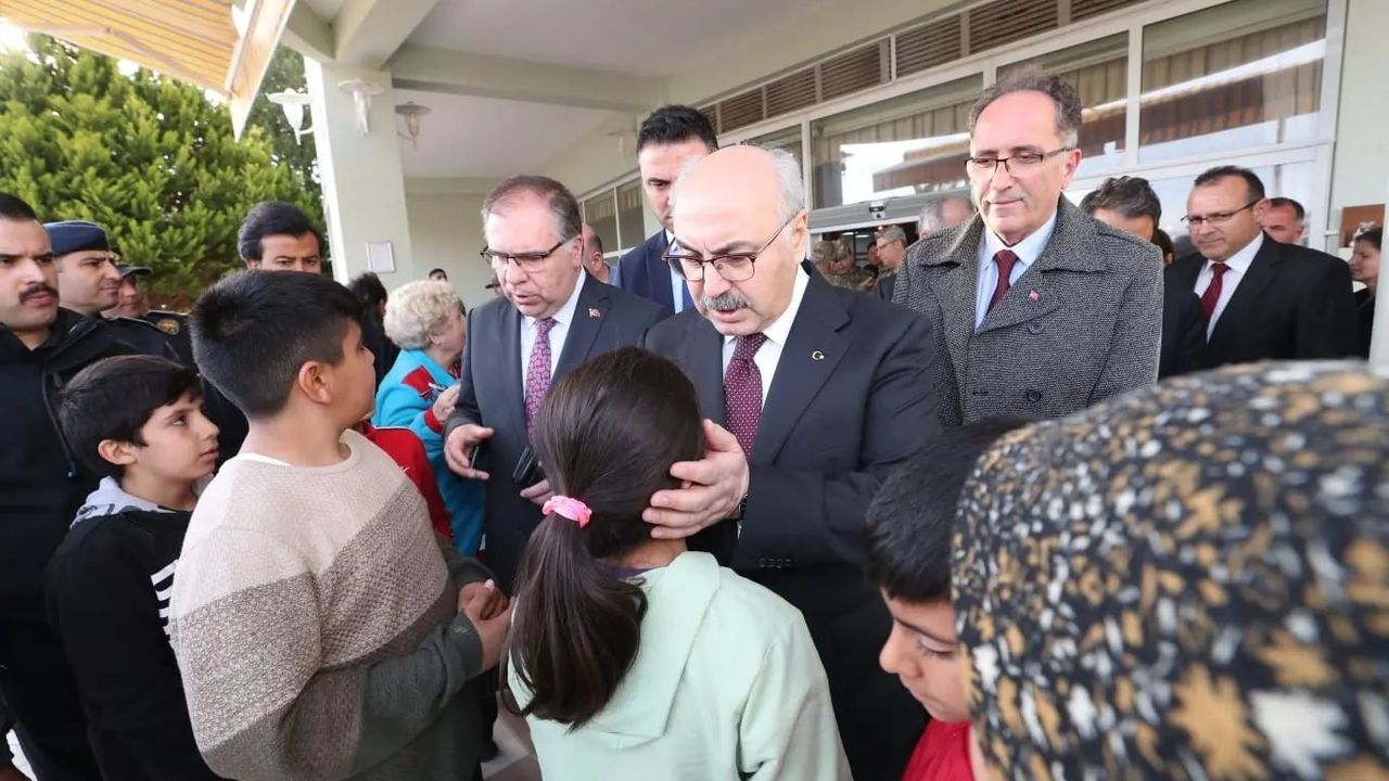 İzmir Valisi Köşger depremzedeleri ziyaret etti
