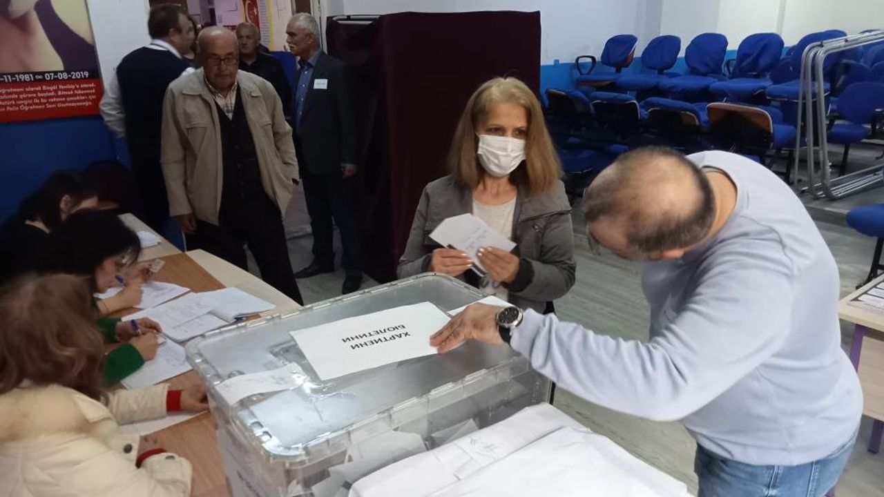 İzmir'de çifte vatandaşlar Bulgaristan seçimleri için sandık başında