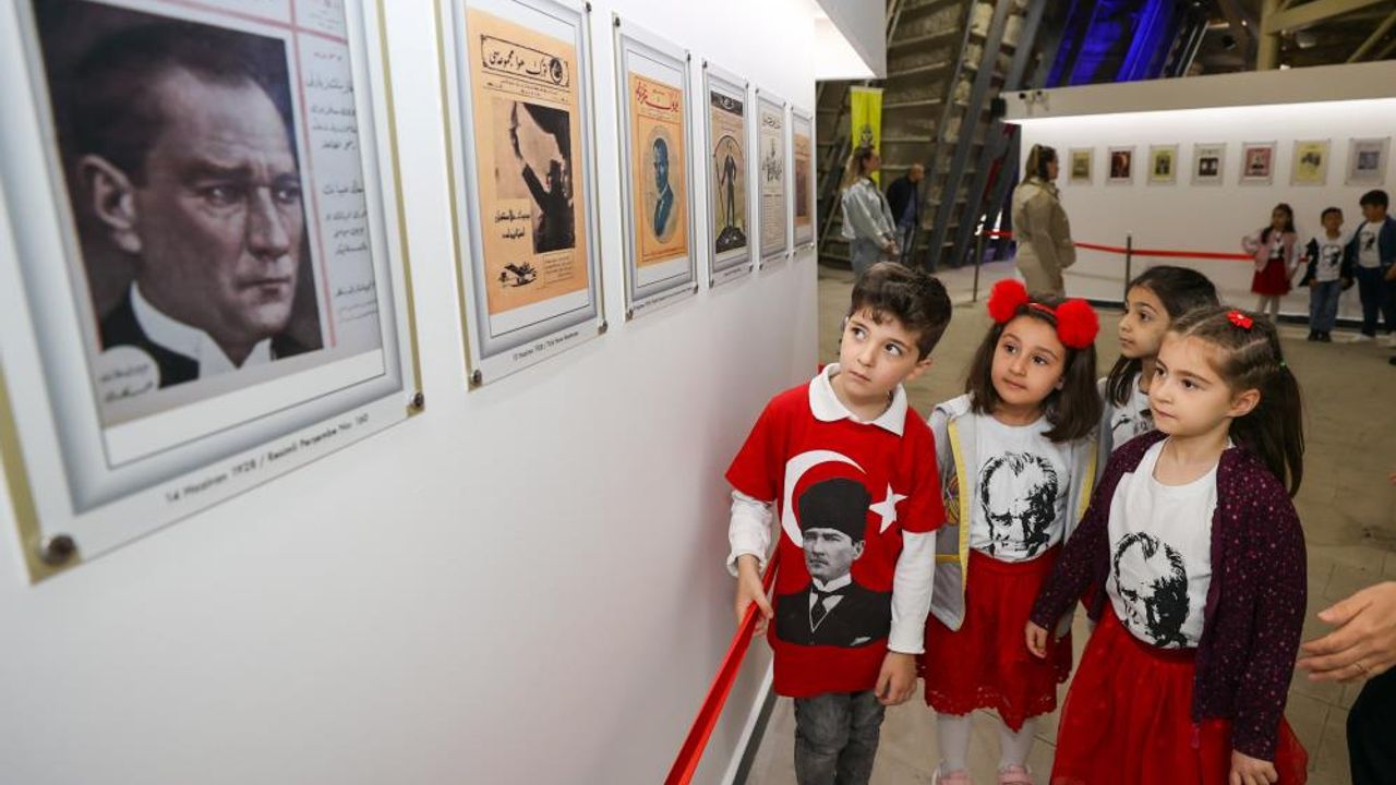 Atatürk fotoğrafları sergisinin minik ziyaretçileri