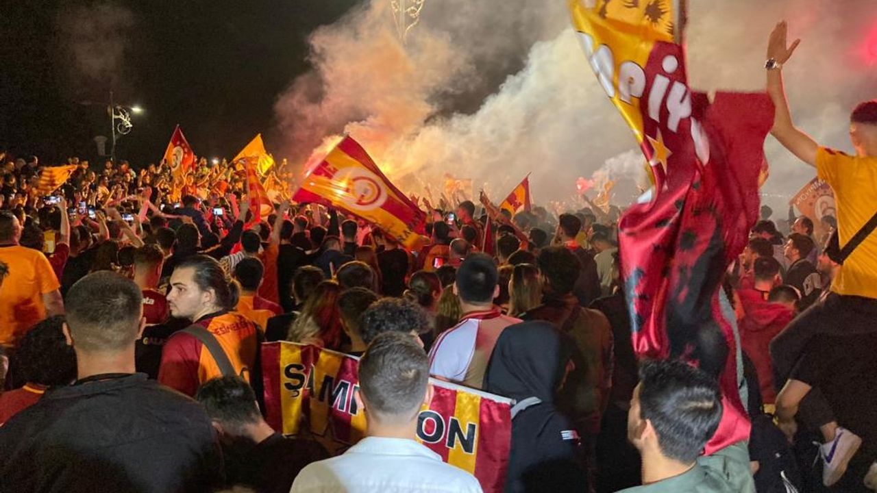  İzmir’de Galatasaray’ın şampiyonluğu coşkuyla kutlandı