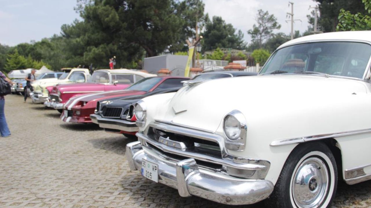 Klasik otomobil tutkunları İzmir'de buluştu