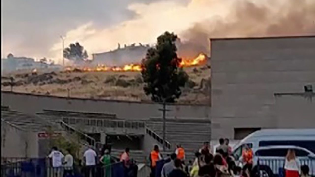  İzmir'de rekreasyon alanının yakınında ot yangını