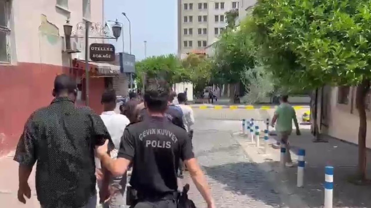İzmir polisi düzensiz göçmenleri kıskaca aldı