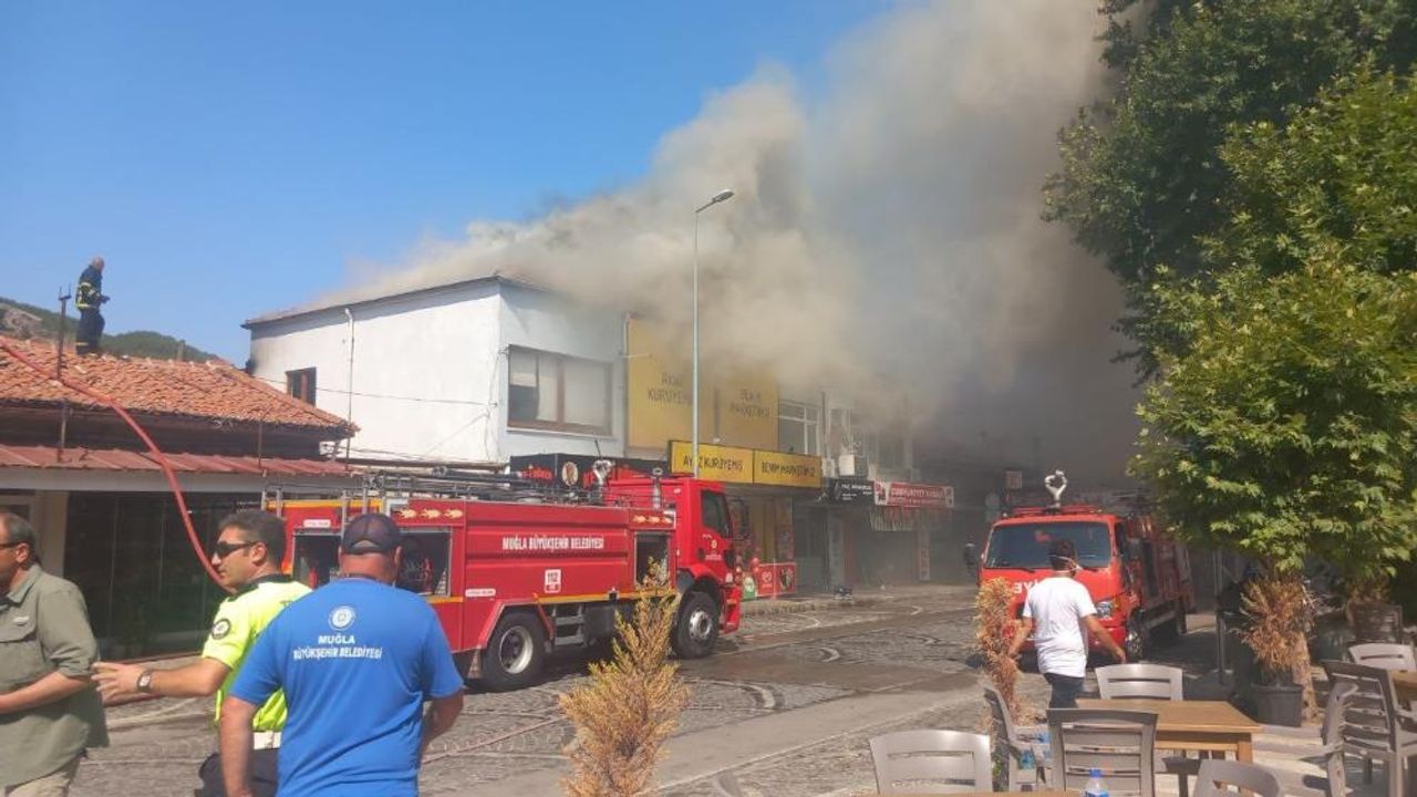  Muğla'da korkutan yangın: 13 iş yeri zarar gördü