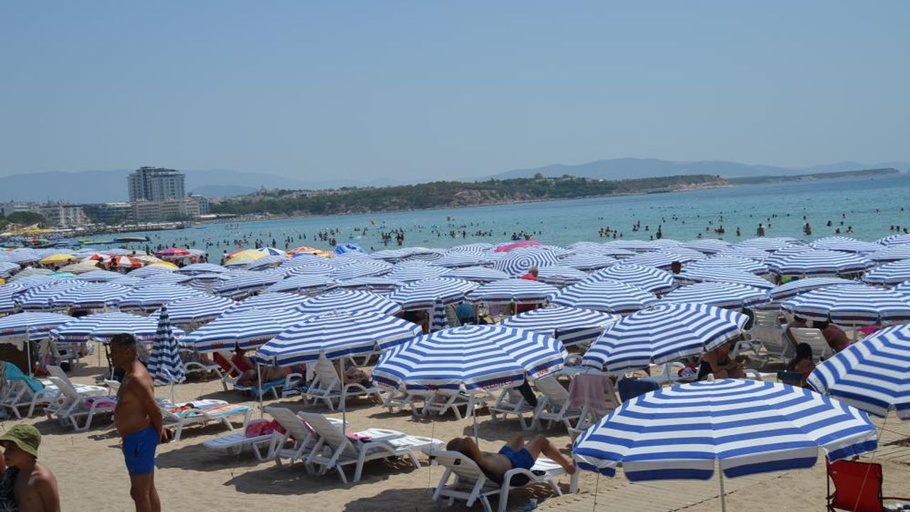 Didim'de sıcak hava bunalttı, tatilciler plaja akın etti