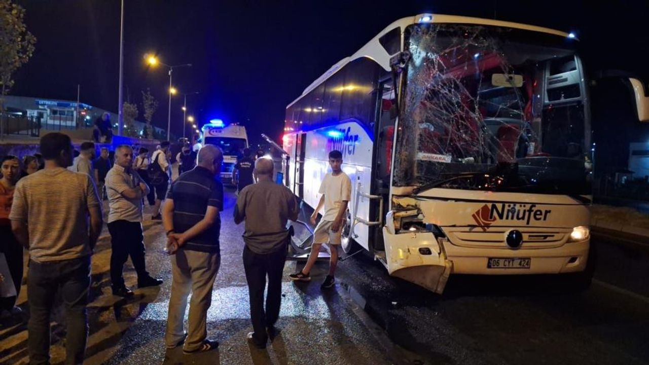 Manisa'da yolcu otobüsü TIR'a arkadan çarptı