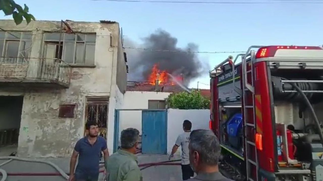  İzmir’de korkutan yangın! Toplam 5 ev zarar gördü